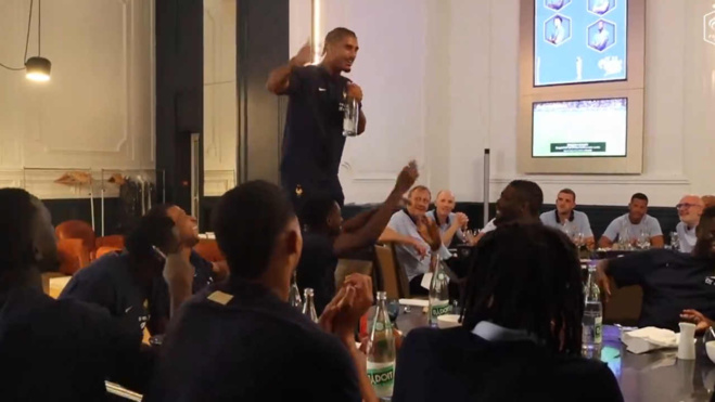 Équipe de France : Koné, Badé et Olise, stars du karaoké ! Équipe de France : Koné, Badé et Olise, stars du karaoké !