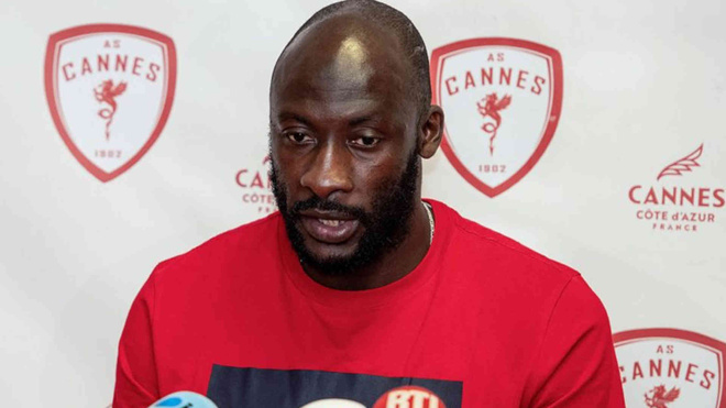 Cheikh Ndoye (AS Cannes) tacle le Stade de Reims Cheikh Ndoye (AS Cannes) tacle le Stade de Reims