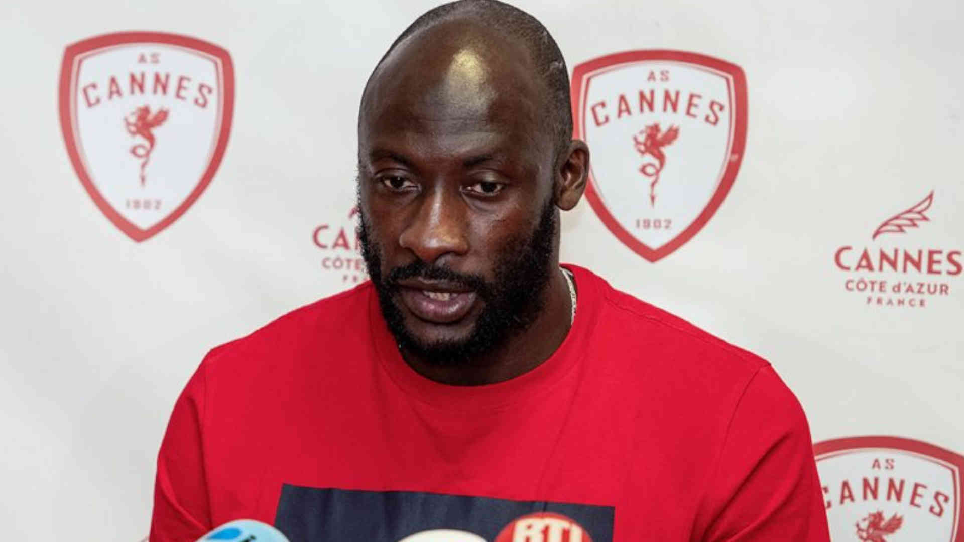 Cheikh Ndoye (AS Cannes) tacle le Stade de Reims Cheikh Ndoye (AS Cannes) tacle le Stade de Reims